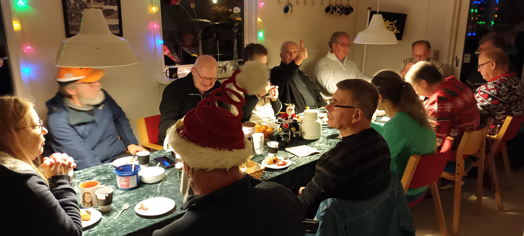 Jule afslutning i klubhuset, medlemmerne spiser æbleskiver.