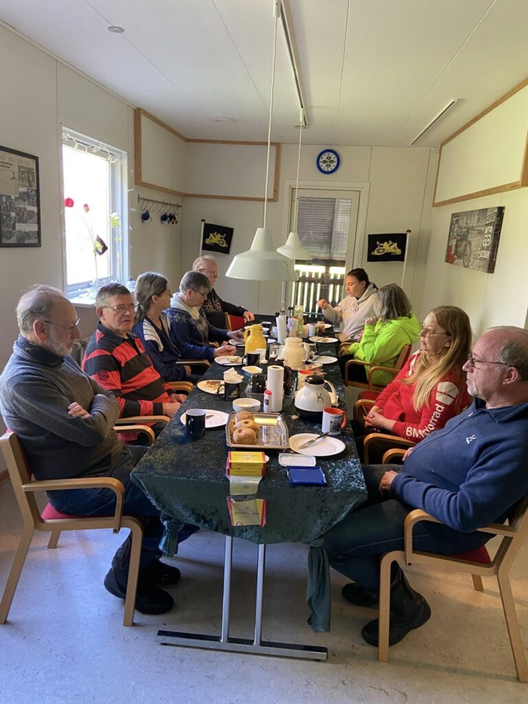 MC Kaffekværnens medlemmer spiser morgen mad inden tur til Egeskov Slot